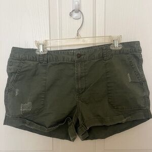 Mid rise army green cargo mini shorts!